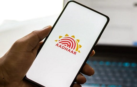 अपना आधार सुरक्षित रखें: पहचान, डेटा और वित्तीय सुरक्षा का मजबूत कवच